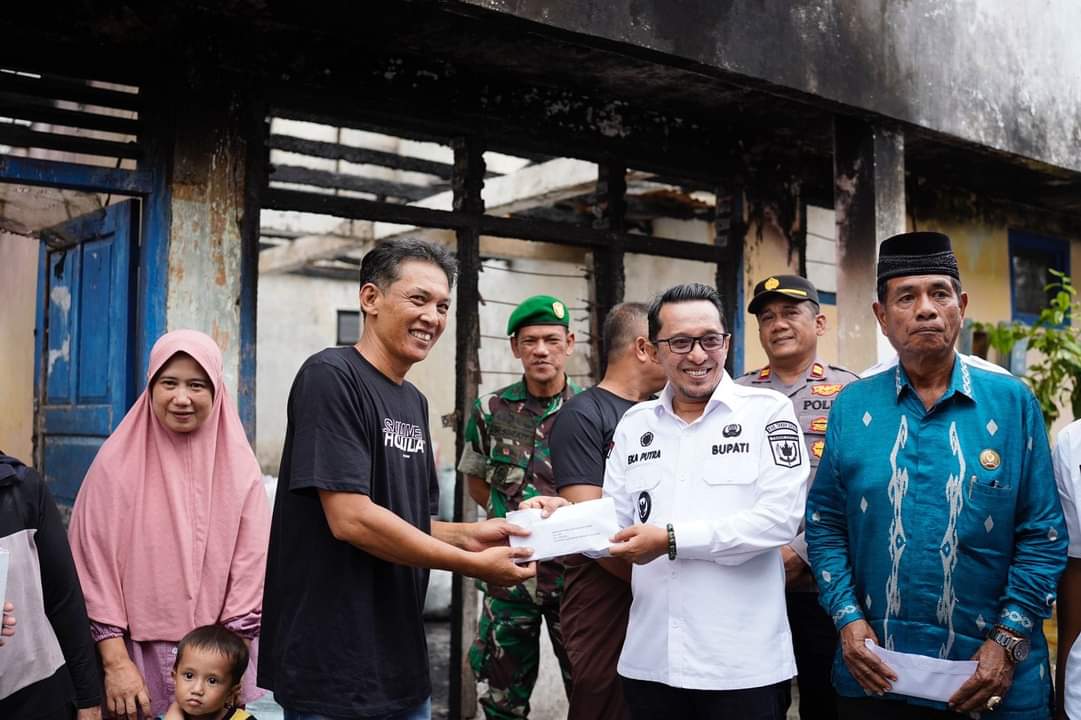 Bupati Tanah Datar Eka Putra bersama Ketua Baznas  Yasmansyah serahkan bantuan kepada korban musibah kebakaran di Jorong Parak Juar Nagari Baringin, Rabu (24/4/2024). 